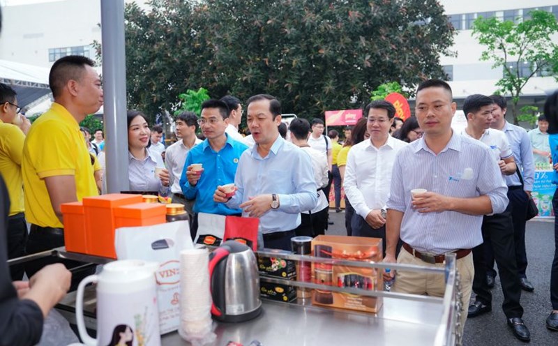Leaders of the Vietnam Science and Technology Trade Union visit booths at the 2025 workers' market. Photo: Quynh Chi