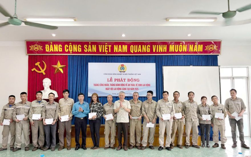 Ong Nguyen Ha Xuyen (ao xanh) trao ho tro cho doan vien, nguoi lao dong tai Le phat dong Thang Cong nhan, Thang hanh dong ve ATVSLD, Ngay hoi Lao dong sang tao nam 2025. Anh: CDNN cung cap