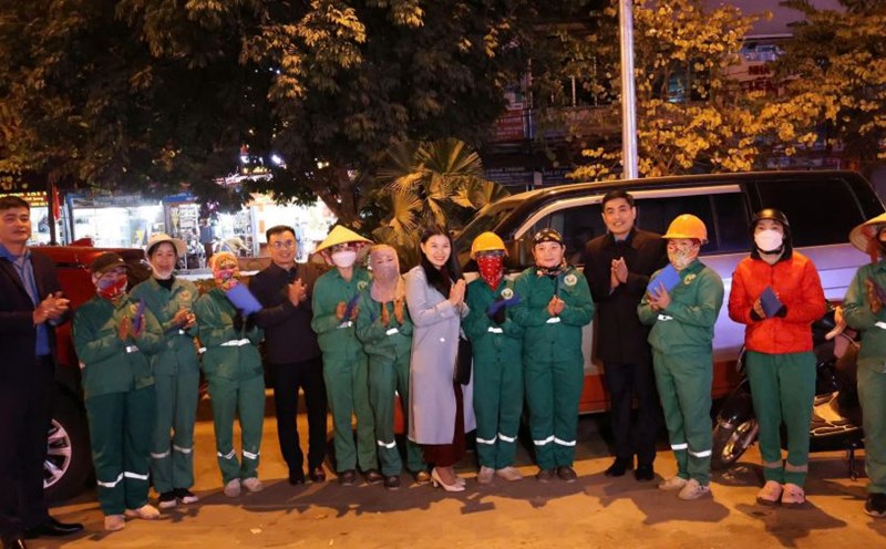 Leaders of the Dien Bien Provincial Federation of Labor visited and wished a happy New Year to environmental workers working on New Year's Eve. Photo: Thanh Chuong