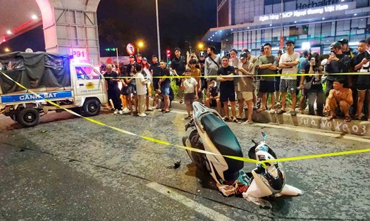 Xe máy Honda SH suýt bị nuốt chửng bởi “hố tử thần“. Ảnh: Tô Thế