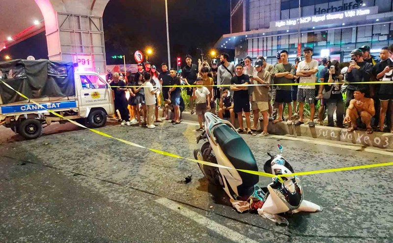 Honda SH motorbikes were almost swallowed by the "death hole". Photo: To The