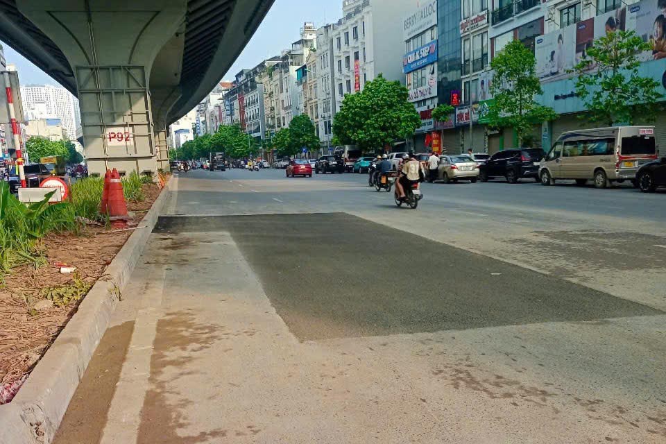 Den sang 28.7, co quan chuc nang da khac phuc xong su co, mat duong da duoc hoan tra cho phuong tien luu thong. Anh: Song Huu