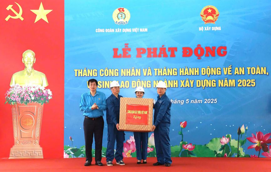 Ong Pham Hoai Phuong - Chu tich Cong doan Xay dung Viet Nam (ben phai anh) - trao qua cho dai dien nguoi lao dong. Anh: Ha Anh