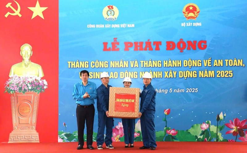 Mr. Pham Hoai Phuong - Chairman of the Vietnam Construction Trade Union (right of the photo) - presented gifts to the representative of the workers. Photo: Ha Anh
