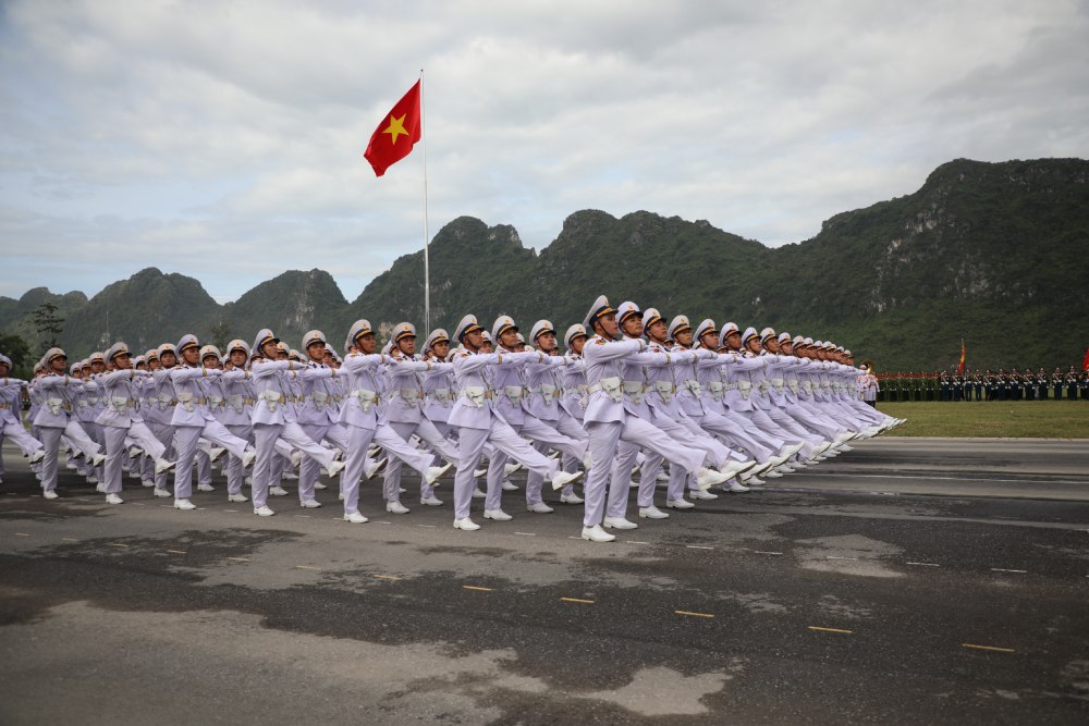 Khoi si quan hai quan tien qua le dai. Anh: Hai Nguyen