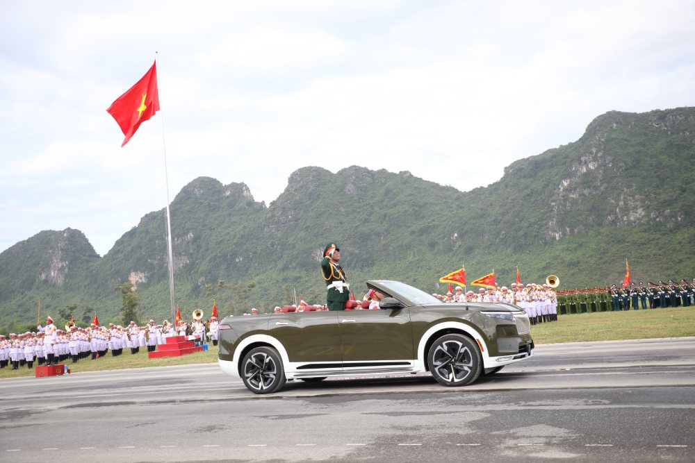 Khoi xe chi huy, To quan ky di qua le dai. Anh: Tran Vuong