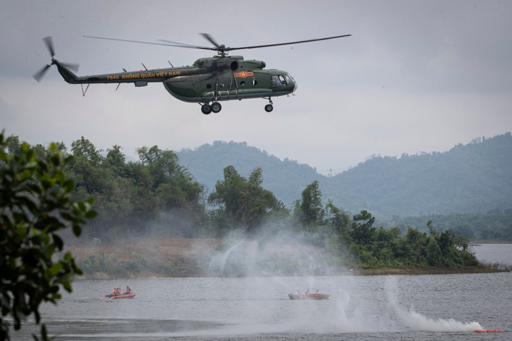 The dispatch of the General Staff stated the inspection and review of plans, organization of forces and means to be ready to conduct flights for search and rescue, and air rescue when the Ministry's orders are not yet issued. Photo: Son Tung