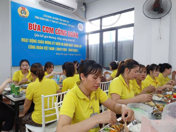 Cong doan co so thuoc LDLD tinh Hung Yen to chuc Bua com cong doan cho doan vien nguoi lao dong nhan dip 96 nam Ngay thanh lap Cong doan Viet Nam. Anh: Mai Huong