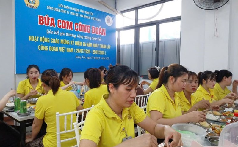 The grassroots trade union under the Hung Yen Provincial Federation of Labor organized a trade union meal for union members and workers on the occasion of the 96th anniversary of the founding of the Vietnam Trade Union. Photo: Mai Huong