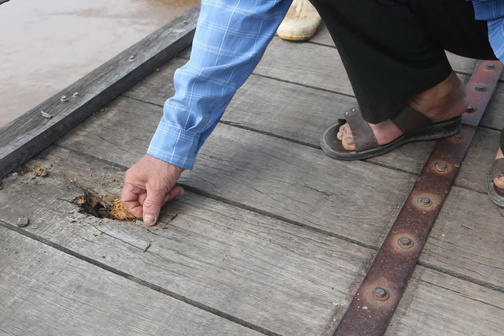 Dong Le 면 지역의 현수교가 노후화되었습니다. 사진: Xuan Thanh