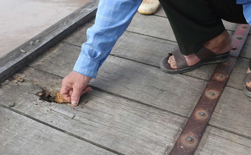 The suspension bridge in Dong Le commune is deteriorating. Photo: Xuan Thanh