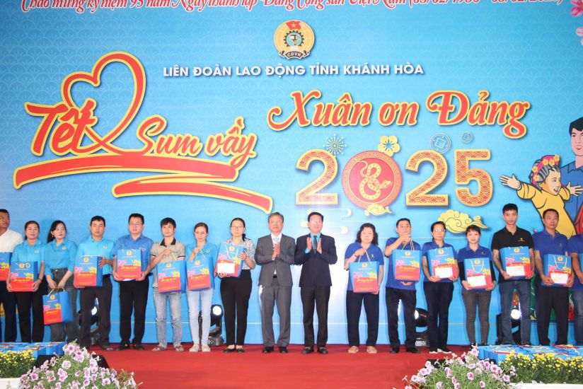 Lien doan Lao dong tinh Khanh Hoa trao ho tro doan vien kho khan dip Tet Sum vay 2025 . Anh: Phuong Linh