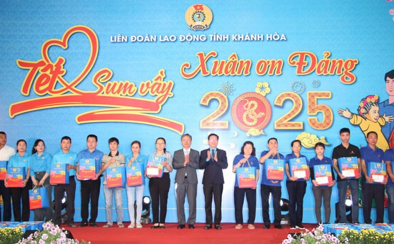 Khanh Hoa Provincial Labor Federation presented support to union members in difficulty on the occasion of Tet Sum Vay 2025. Photo: Phuong Linh