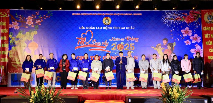 Lanh dao tinh Lai Chau va LDLD tinh trao qua cho doan vien cong doan, nguoi lao dong co hoan canh kho khan tai Chuong trinh Tet “Sum vay - Xuan on Dang” nam 2025.Anh: Thanh Chuong