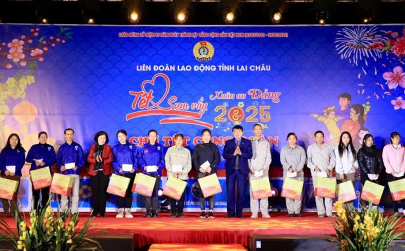 Lai Chau Provincial leaders and the Provincial Federation of Labor presented gifts to union members and workers in difficult circumstances at the 2025 "Sum Vay - Xuan Ung Deng" Tet Program. Photo: Thanh Chuong
