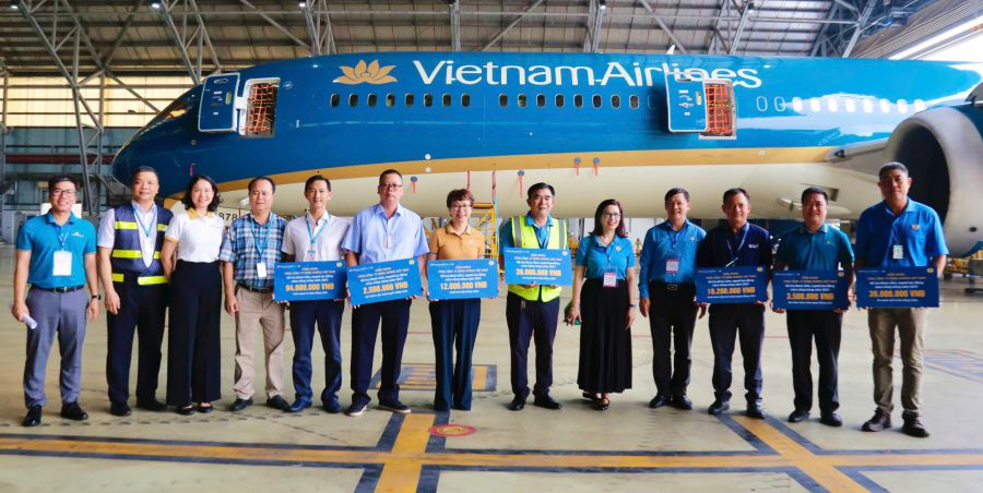 Cong doan Tong Cong ty Hang khong Viet Nam tham hoi, dong vien nguoi lao dong lam viec truc tiep tai san do, kho hang mua nang nong 2025. Anh: CD nganh cung cap