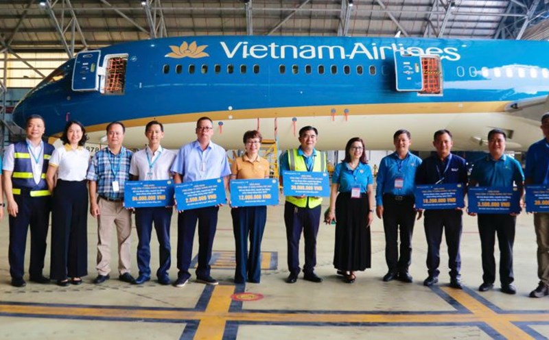 The Vietnam Airlines Corporation Trade Union visited and encouraged workers working directly at the airport and warehouse during the hot season of 2025. Photo: Provided by the industry union