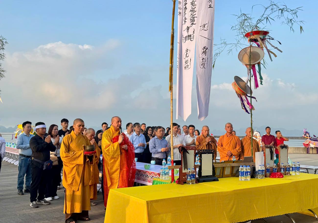 A grand super-praying ceremony for 39 victims who died in the tourist boat capsize in Ha Long Bay. Photo: Thanh Tung