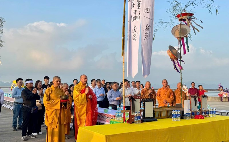 A grand super-praying ceremony for 39 victims who died in the tourist boat capsize in Ha Long Bay. Photo: Thanh Tung