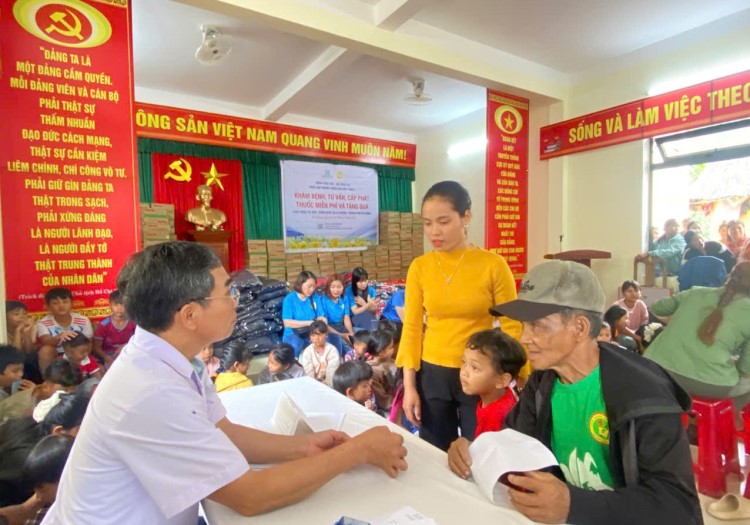 Bác sĩ bệnh viện 199 khám bệnh tại chương trình. Ảnh: Sông Hàn