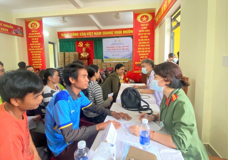 Cac y bac si kham suc khoe tai chuong trinh. Anh: Song Han