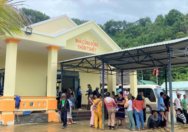 Nha cong dong thon T'Ghey, xa A Vuong - TP Da Nang (moi) la noi dien ra chuong trinh kham suc khoe, tang qua cho gia dinh chinh sach, ho kho khan nhan dip ky niem 78 nam Ngay Thuong binh-Liet si (27/7/1947-27/7/2025). Anh: Song Han