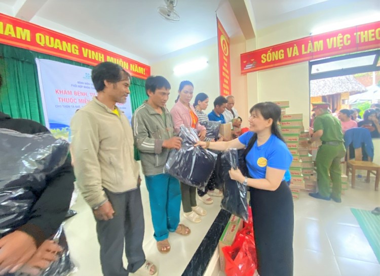 Dai dien Nhom thien nguyen Thien Y va Benh vien 199 tang qua cho ba con. Anh: Song Han