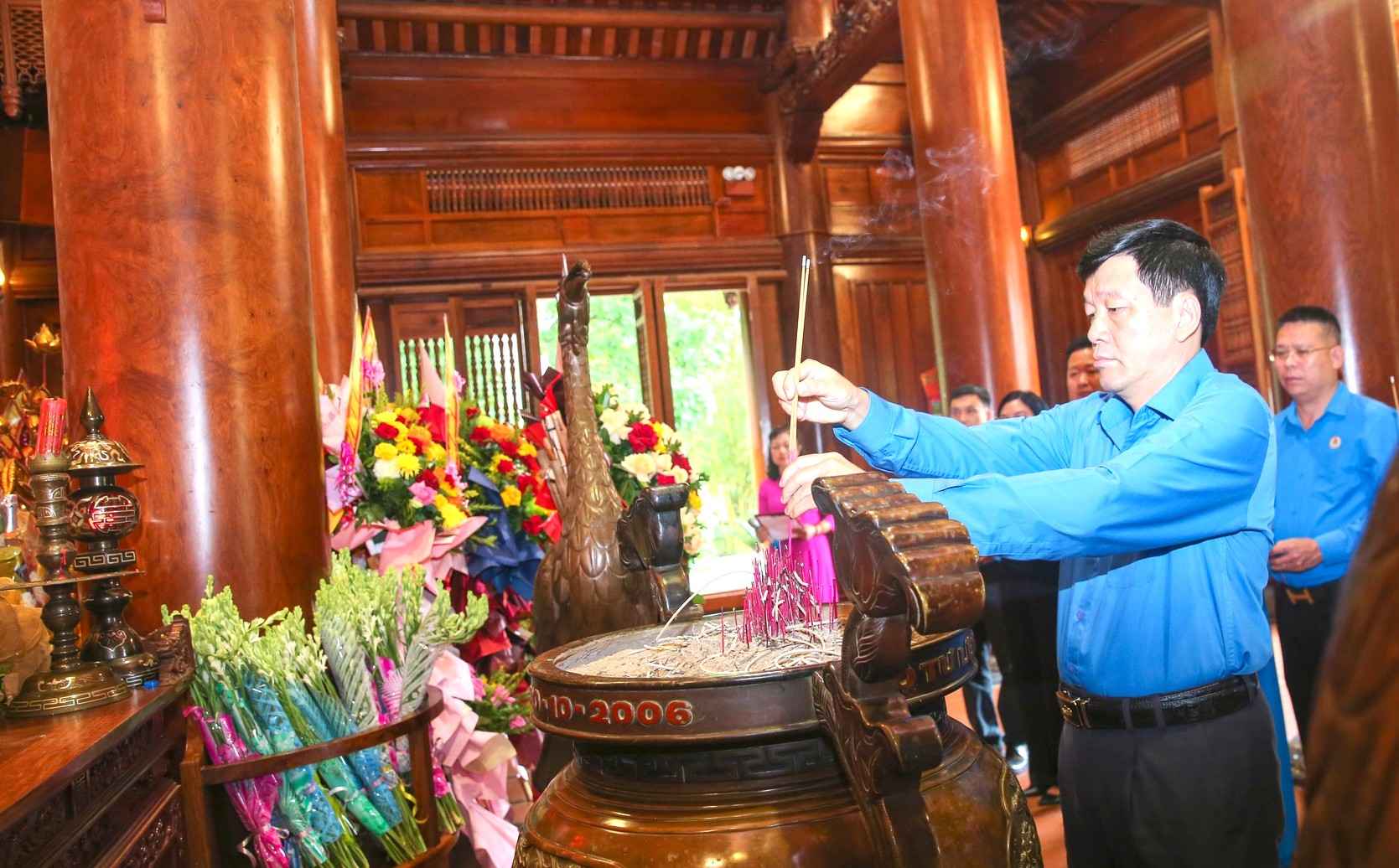 Kha Van Tam Nghe An성 노동총연맹 위원장이 베트남 노동조합 창립 96주년(1929.7.28 – 2025.7.28)을 기념하여 호치민 주석에게 향을 피우고 있습니다. 사진: Ngoc Anh