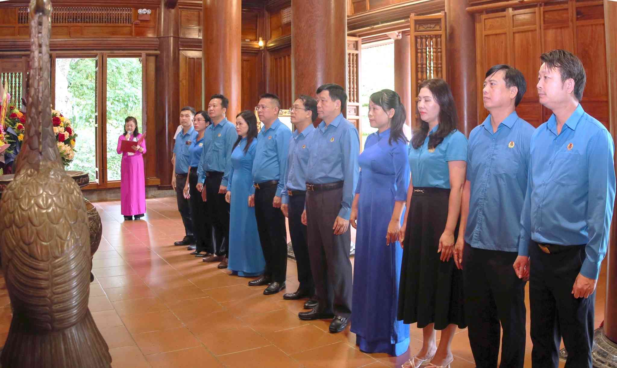 Doan dai bieu LDLD tinh Nghe An Kha tuong niem Chu tich Ho Chi Minh nhan ky niem 96 nam Ngay thanh lap Cong doan Viet Nam (28.7.1929 – 28.7.2025). Anh: Ngoc Anh