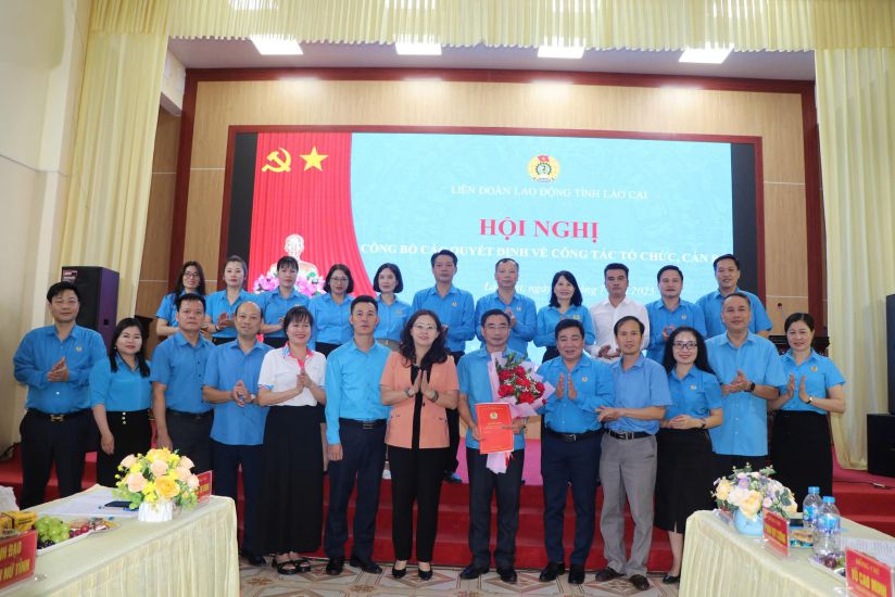 Lanh dao tinh Lao Cai tang hoa chuc mung Ban Chap hanh Lien doan Lao dong tinh nhiem ky 2023-2028. Anh: Bao Nguyen