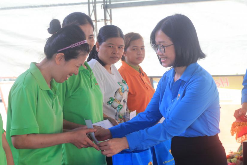 Dai dien Cong doan Tay Ninh trao qua toi nguoi lao dong. Anh: Lien doan Lao Dong tinh Tay Ninh