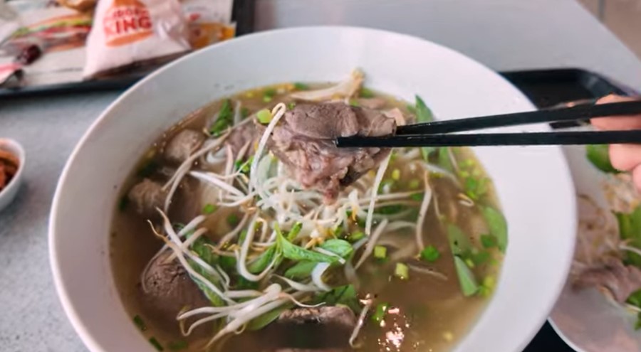 Can canh bat pho Wagyu voi thit bo, bo vien, thit ga. Anh: Cat tu video