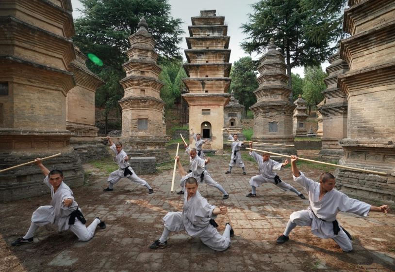 Cac nha su Thieu Lam luyen vo tai rung thap cua chua. Anh: Xinhua