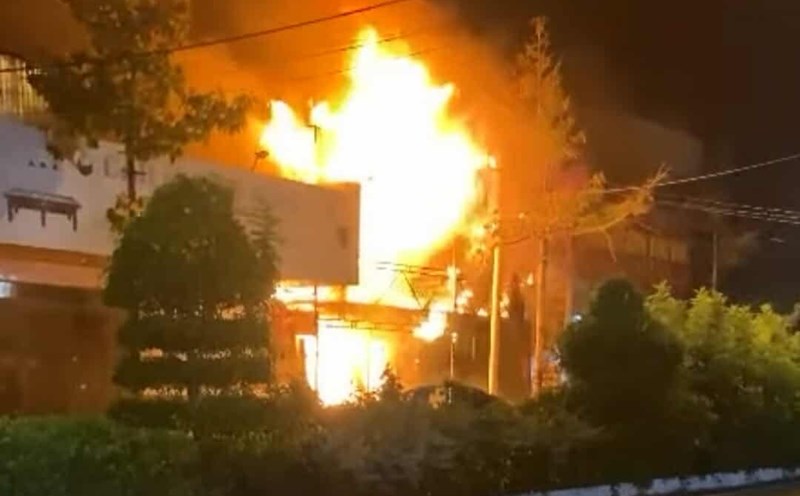 Fire scene in Cai Nuoc commune, Ca Mau province in the early morning of July 28. Photo: Provided by the people