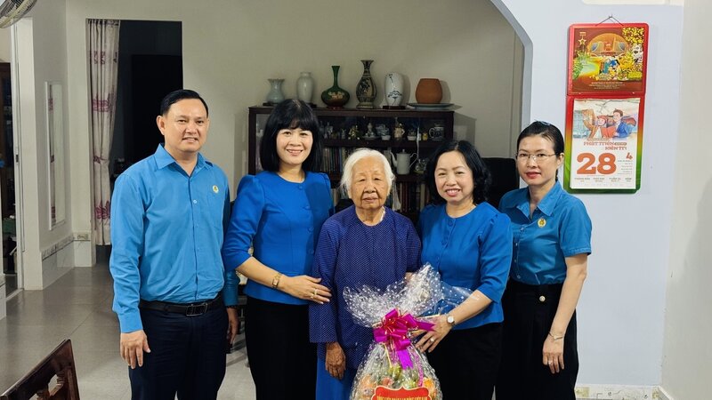 Thai Thu Xuong 베트남 노동총연맹 상임 부위원장이 Dao Thi Bieu 여사(전 빈롱 노동총연맹 위원장)를 방문했습니다. 사진: Hoang Loc