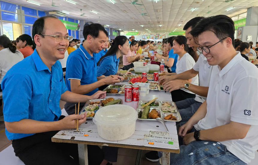  Cac cap cong doan tren dia ban tinh Ninh Binh to chuc Bua com Cong doan cho doan vien, CNLD tren dia ban tinh. Anh: Dieu Anh