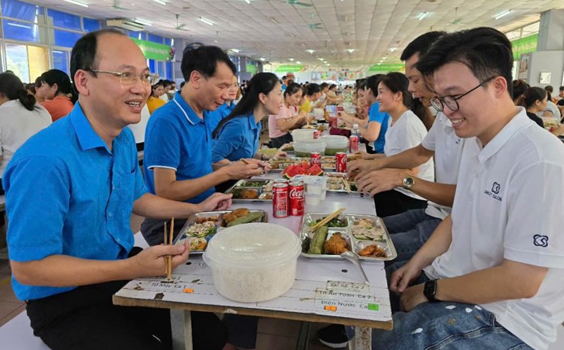 Trade unions at all levels in Ninh Binh province organize Trade Union Meals for union members and workers in the province. Photo: Dieu Anh