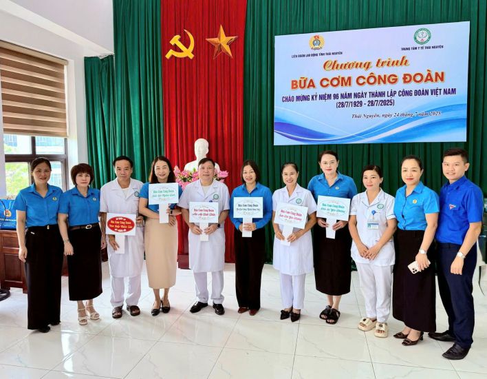 Lanh dao Lien doan Lao dong tinh Thai Nguyen du chuong trinh “Bua com Cong doan”. Anh: Lam Thanh