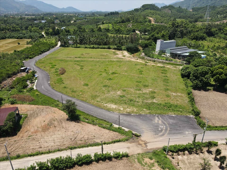 Khanh Hoa province will conduct land inventories and map the current status of land use after the arrangement of administrative units. Photo: Huu Long