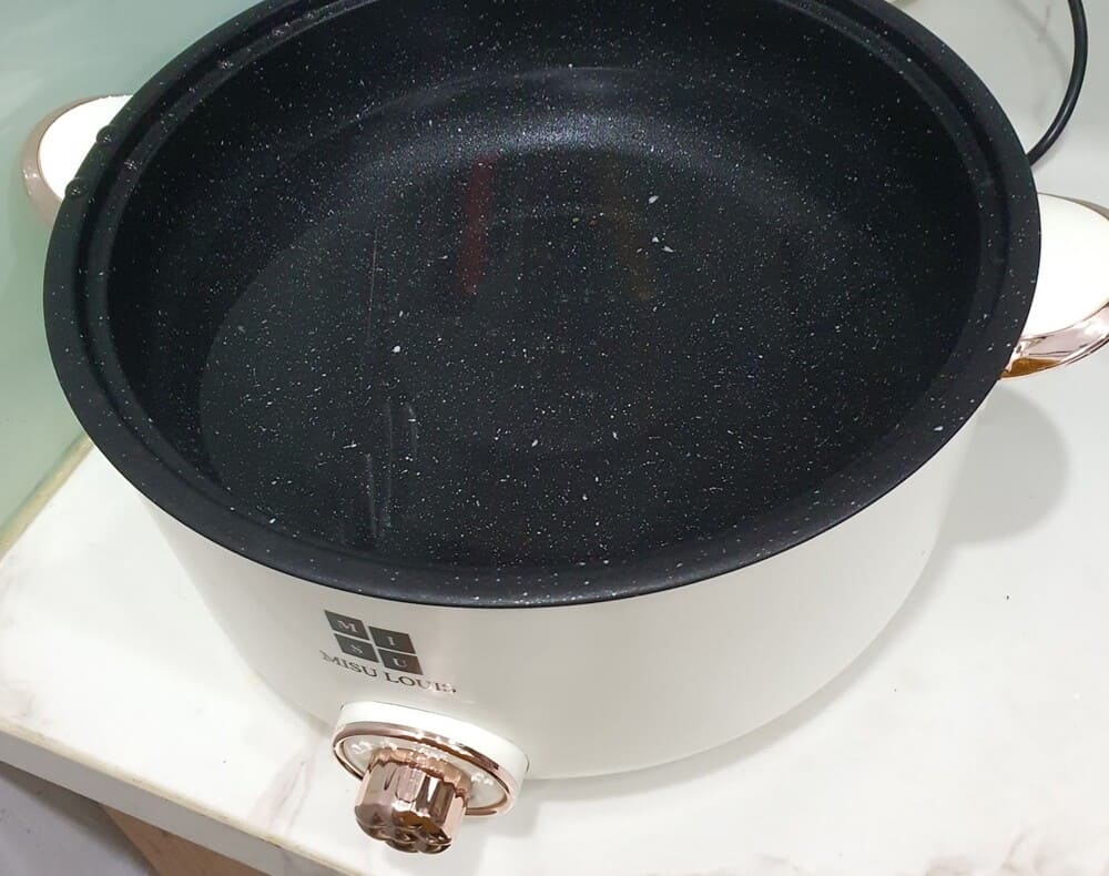 Avoid leaving water in the steamer for too long because it can easily lead to dirt and cause a foul smell. Photo: Tuan Dat