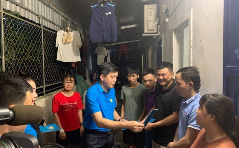 Leaders of Nghe An Provincial Federation of Labor visited and presented gifts to workers at the boarding house. Photo: Tran Lam