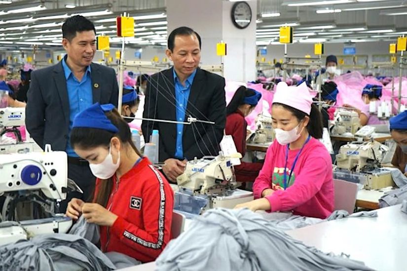 Ong Vo Manh Son - Chu tich LDLD tinh Thanh Hoa (giua anh) - tham hoi, dong vien nguoi lao dong tai Khu cong nghiep Le Mon, tinh Thanh Hoa. Anh: Xuan Hung