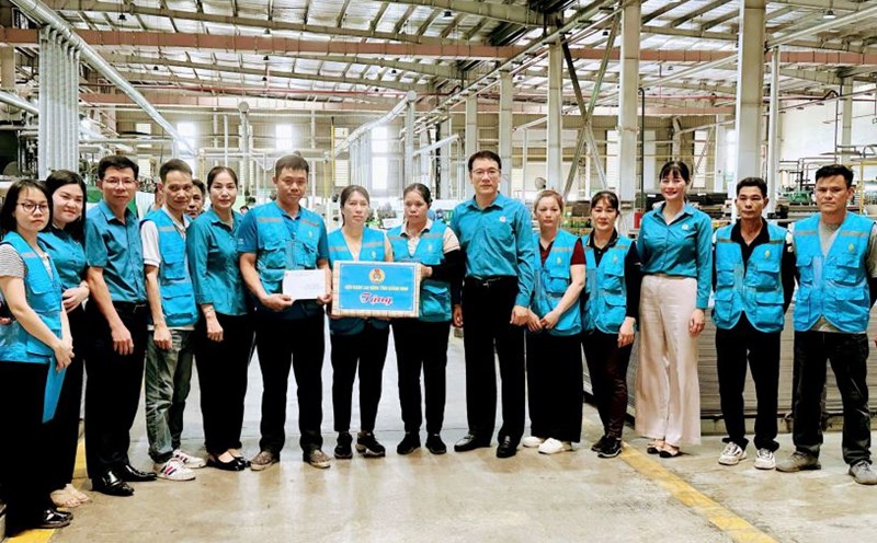 Leaders of the Quang Ninh Provincial Federation of Labor visited and presented gifts to outstanding labor groups on the occasion of Workers' Month 2025. Photo: Hai Ninh