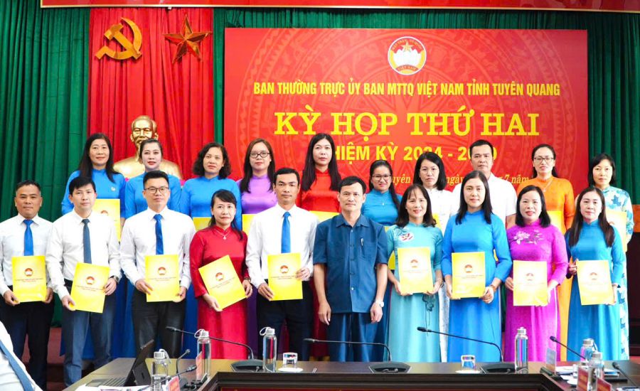 Ong Trieu Tai Phong - Chu tich LDLD tinh Tuyen Quang trao quyet dinh bo nhiem cho Truong Ban, Pho Truong ban Cong tac Cong doan. Anh: Nguyen Tung