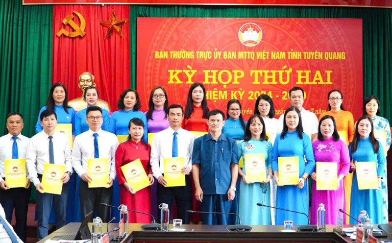 Mr. Trieu Tai Phong - Chairman of the Tuyen Quang Provincial Federation of Labor presented the appointment decision to the Head and Deputy Head of the Trade Union Work Committee. Photo: Nguyen Tung
