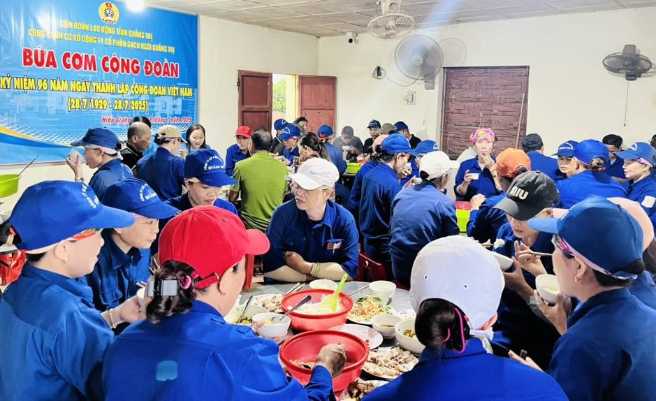 110 miembros del sindicato y trabajadores asisten a la calida 'Comida Sindical'. Foto: Sindicato de Quang Tri