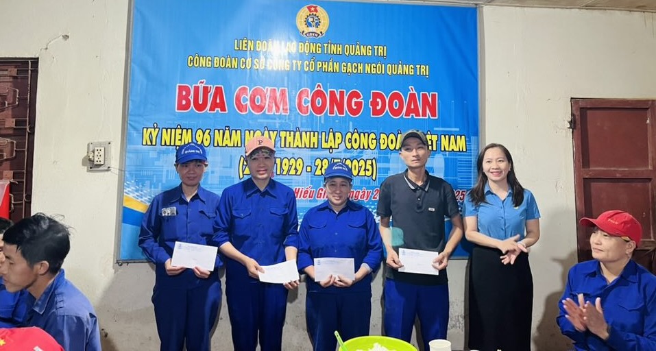 Lien doan Lao dong tinh Quang Tri va Cong doan co so cong ty da trao 17 suat qua den doan vien, nguoi lao dong. Anh: Cong doan Quang Tri