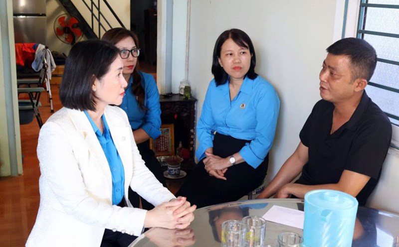 Ms. Nguyen Thi Anh Lan - President of the Quang Ngai Provincial Federation of Labor (far left) visited and presented gifts to union members who had work-related accidents. Photo: Quoc Chinh