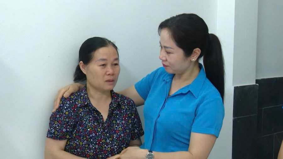 Ba Thai Thi Mai - Pho Chu tich Thuong truc phu trach LDLD tinh Son La tham hoi, dong vien CNLD co hoan canh kho khan. Anh: Nguyen Truong
