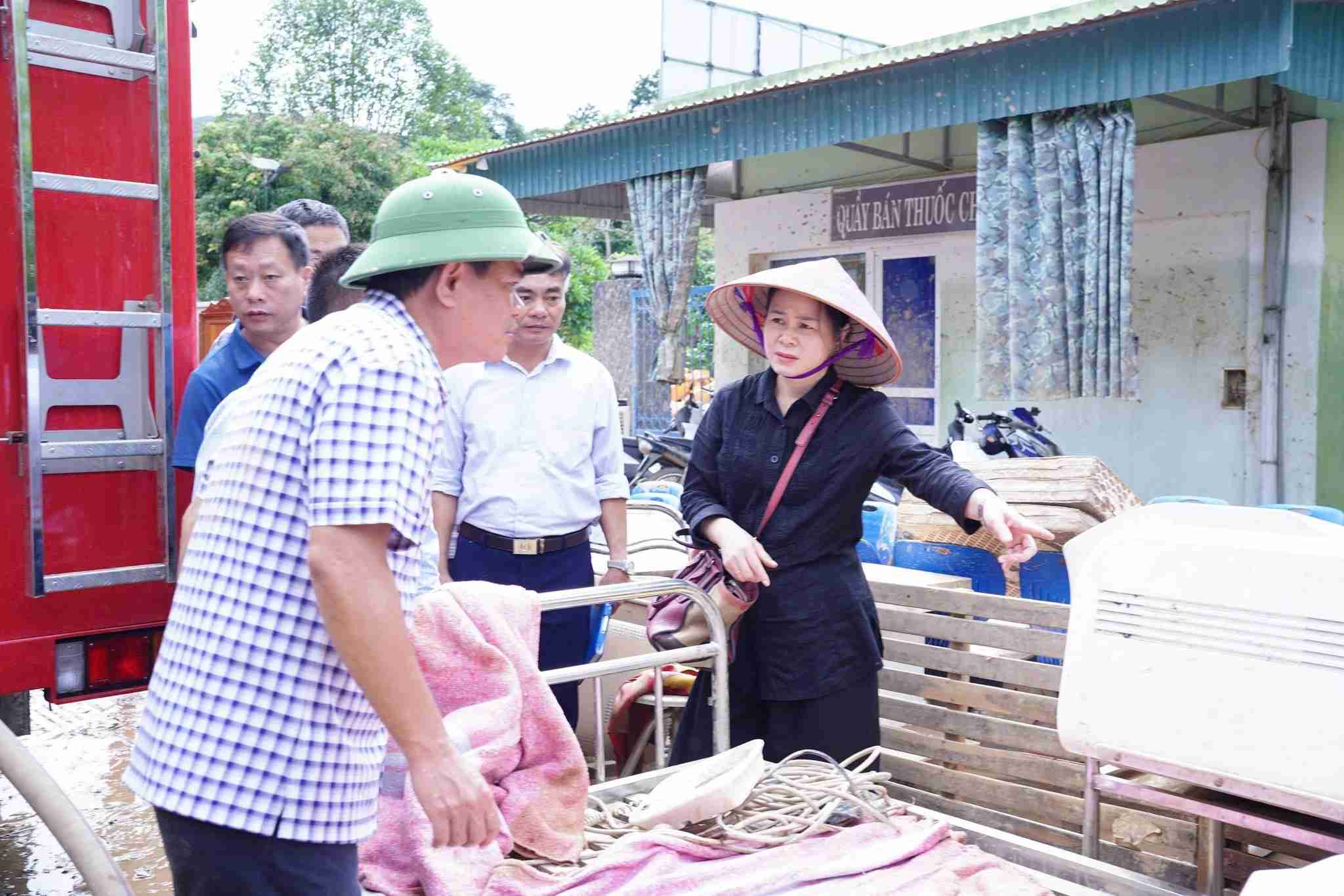 Giam doc So Y te Nghe An Le Thi Hoai Chung chi dao cong tac khac phuc hau qua mua lu tai khu vuc mien nui phia Tay. Anh: Ngoc Anh